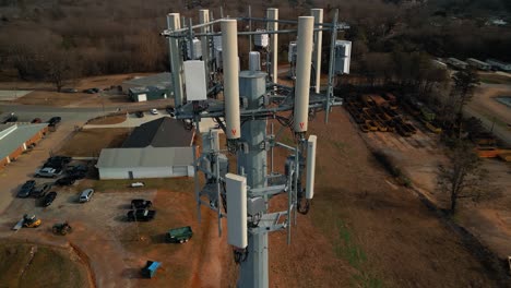 Impresionante-Toma-Aérea-Que-Gira-Alrededor-De-La-Torre-De-Telefonía-Celular