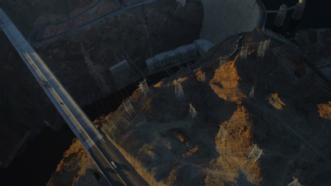 vista aérea de la represa hoover directamente desde arriba mirando directamente hacia abajo