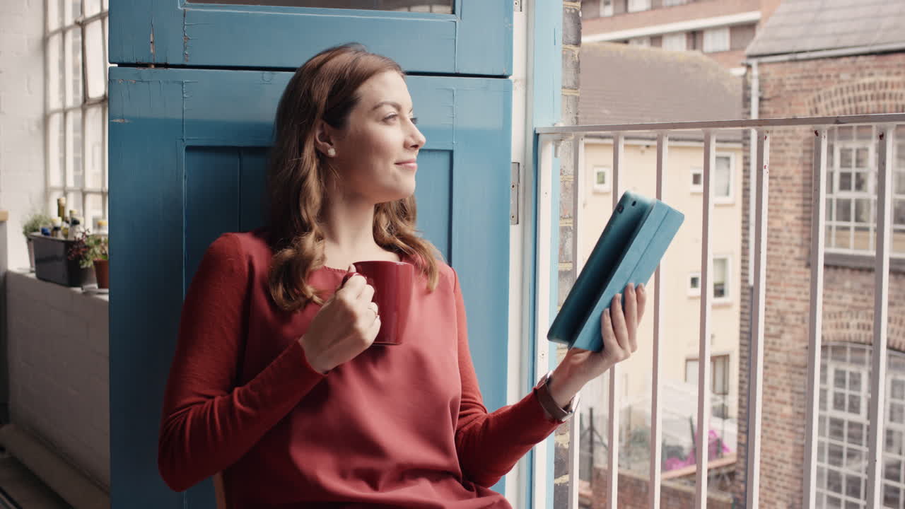 café de la mañana para la mujer feliz en casa en pijama