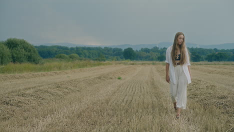 Nachdenklicher-Wiesenspaziergang