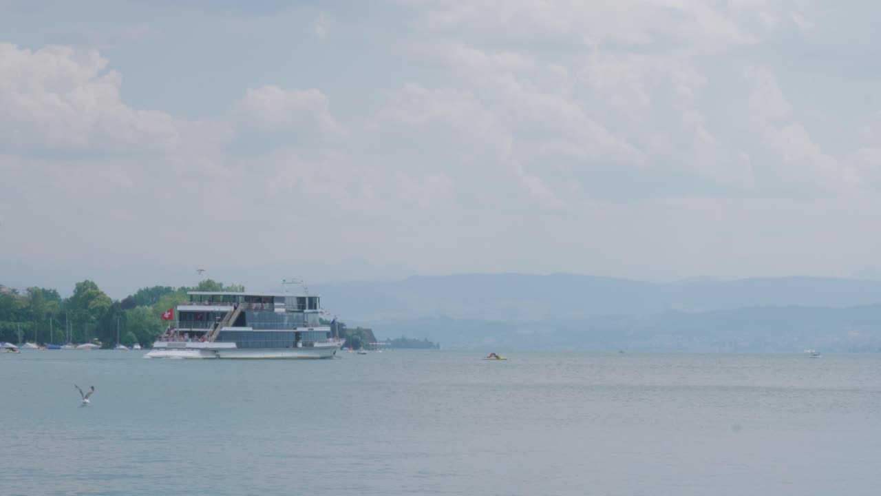 barco de ferry navegando en las aguas azules del lago de zúrich en verano