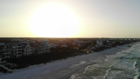 Schöne-Goldene-Stunde-Bei-Sonnenuntergang-Oder-Sonnenaufgang-über-Dem-Meer-Video-4k,-Erstaunliche-Meereslandschaft,-Sonnenuntergänge-Am-Ozeanstrand,-Fantastische-Natürliche-Sonnenuntergänge