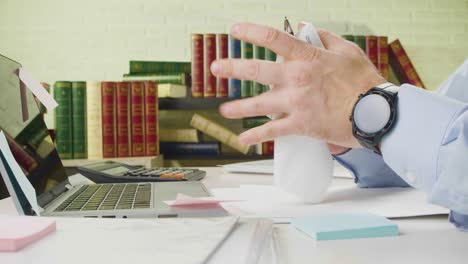 manos de cerca - hombre chequeando formularios de impuestos, documentos e informes, encuentra un error crítico, arrugó el papel con enojo y lo arrojó