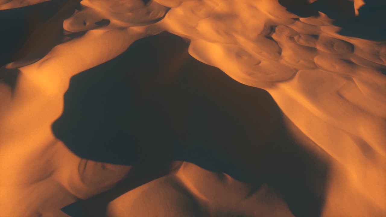 las dunas del desierto al atardecer