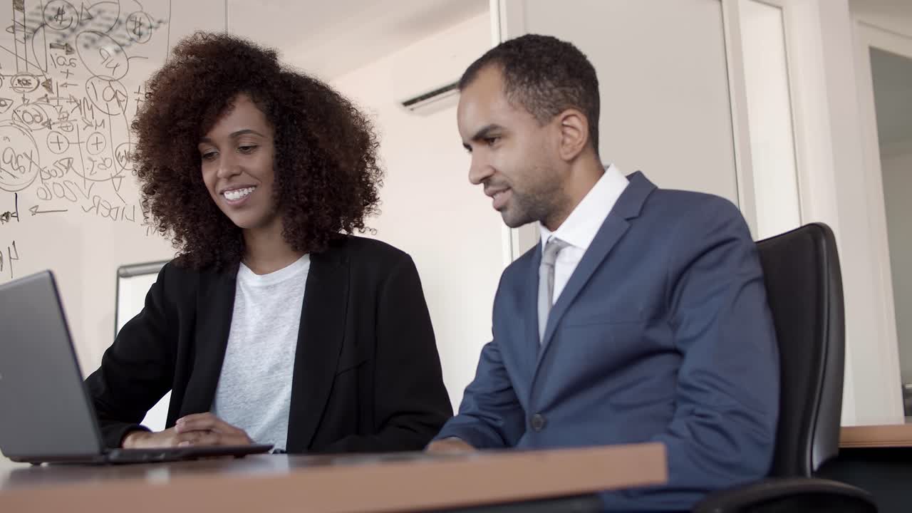 feliz pareja de negocios saludando a la cámara web de la computadora portátil