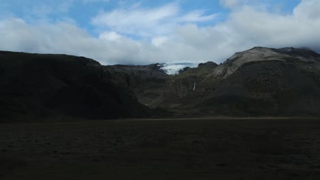 Hiperlapso-De-Lengua-De-Hielo-Glaciar-Entre-El-Paisaje-De-La-Cordillera-Volcánica,-Vista-De-La-Naturaleza-De-Islandia-En-Un-Día-Soleado