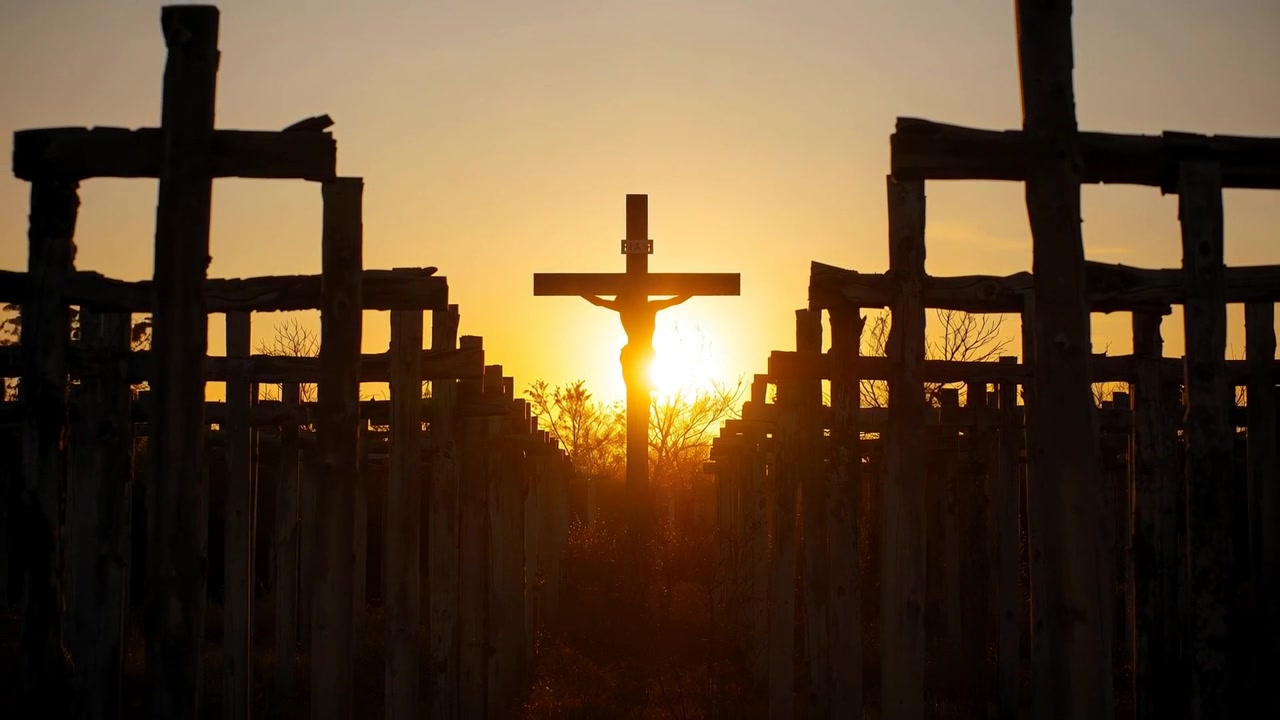 Il sole si muove dietro un crocifisso centrale, inondando un viale di croci di legno in un campo commemorativo, con un alone caldo.