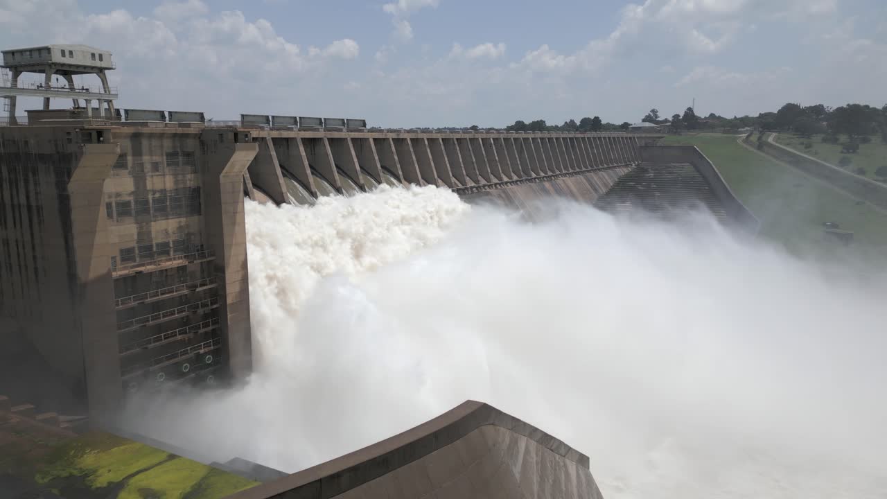 홍수 방출 동안 수력 댐 여수로를 통해 수 톤의 물이 휘젓다