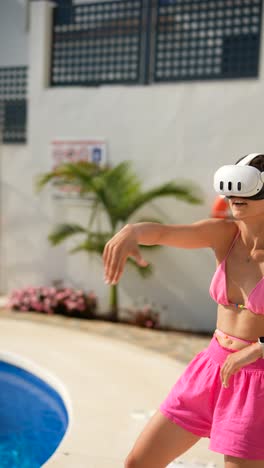 mujer con auriculares vr junto a una piscina