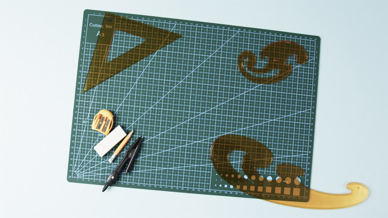 백색 바탕에 패드가 있는 나침반, 연필, 날카롭기, 지우기, 라인러, 슬로우 모션