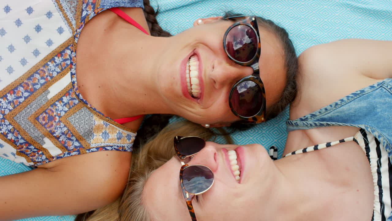 두 친구가 야외에서 휴식을 취하고 있습니다.