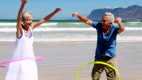 Pareja-Mayor-Disfrutando-Juntos-En-La-Playa