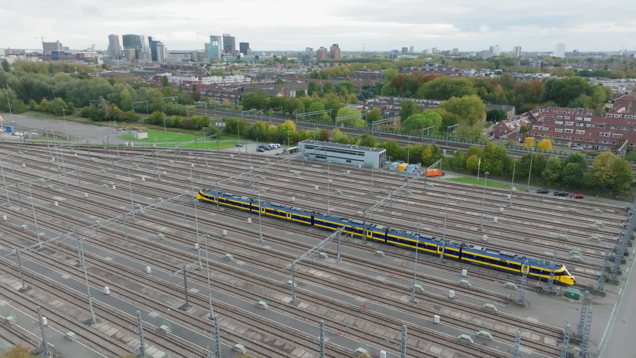 Luftoptagelse af en togremise i Utrecht, der viser flere spor og et tog