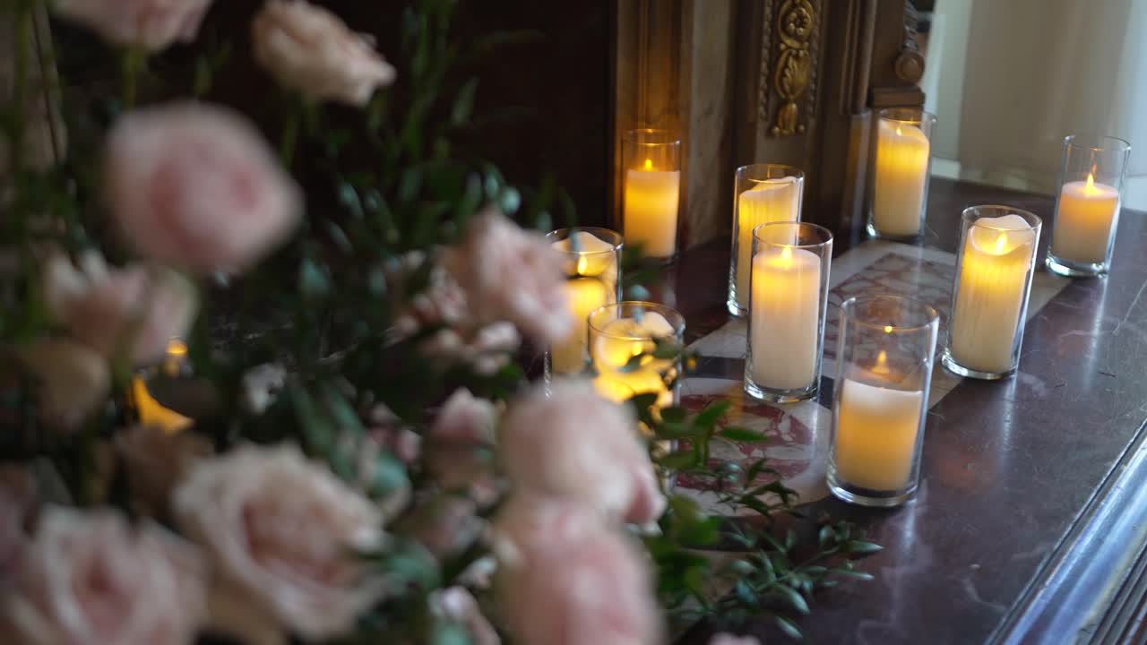 Decorazioni nuziali romantiche con candele e rose