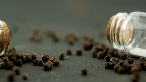 sal y pimienta en fondo negro 4k