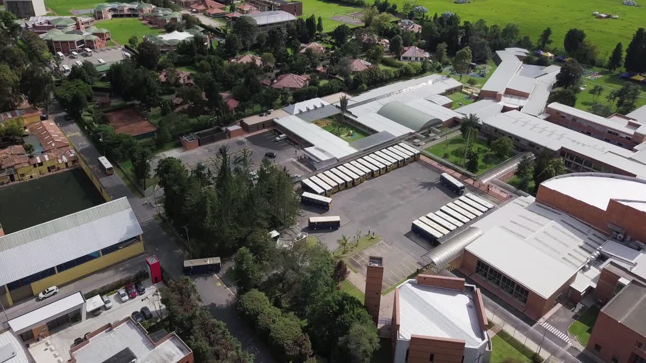 vista aérea orbital de la bulliciosa estación de autobuses, centro de transporte de la ciudad