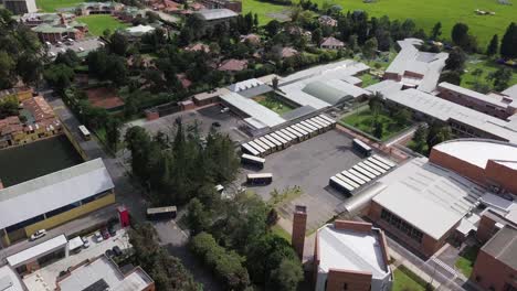 Vista-Aérea-Orbital-De-La-Bulliciosa-Estación-De-Autobuses,-Centro-De-Transporte-De-La-Ciudad