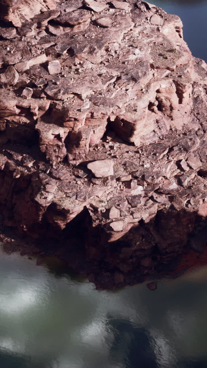 vista aérea de un acantilado y un río en el gran cañón