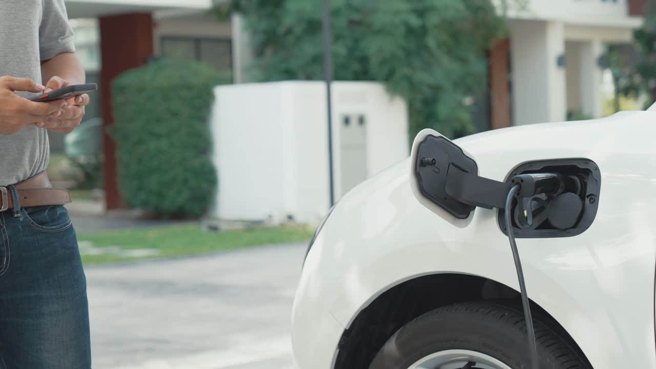 Şarj istasyonundan kablo aracılığıyla elektrikli aracı şarj etme konusunda ilerici fikir.
