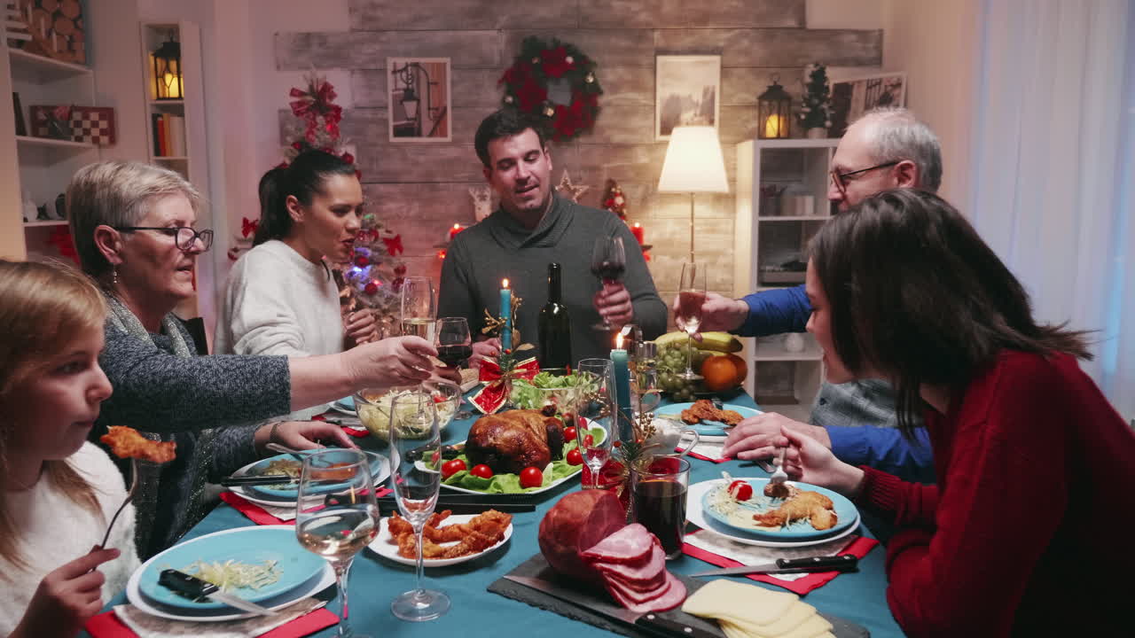 la celebración de la víspera de navidad de una gran familia