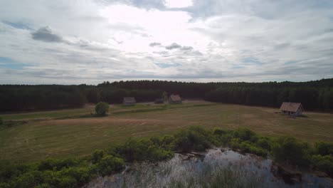 Antiguo-Pueblo-En-El-Interminable-Bosque-Imágenes-Aéreas