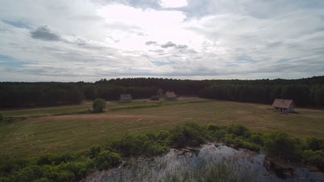 antiguo pueblo en el interminable bosque imágenes aéreas