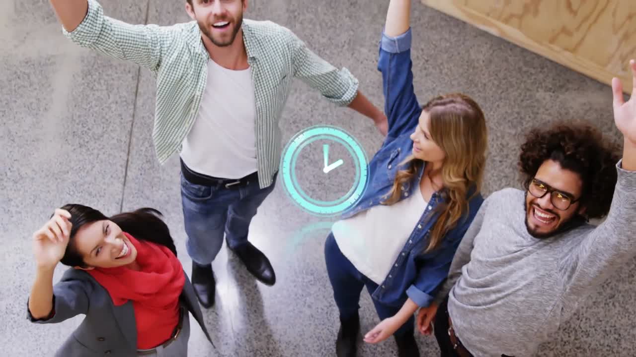 animación de las estadísticas del reloj y el procesamiento de datos sobre la gente de negocios aplaudiendo en la reunión