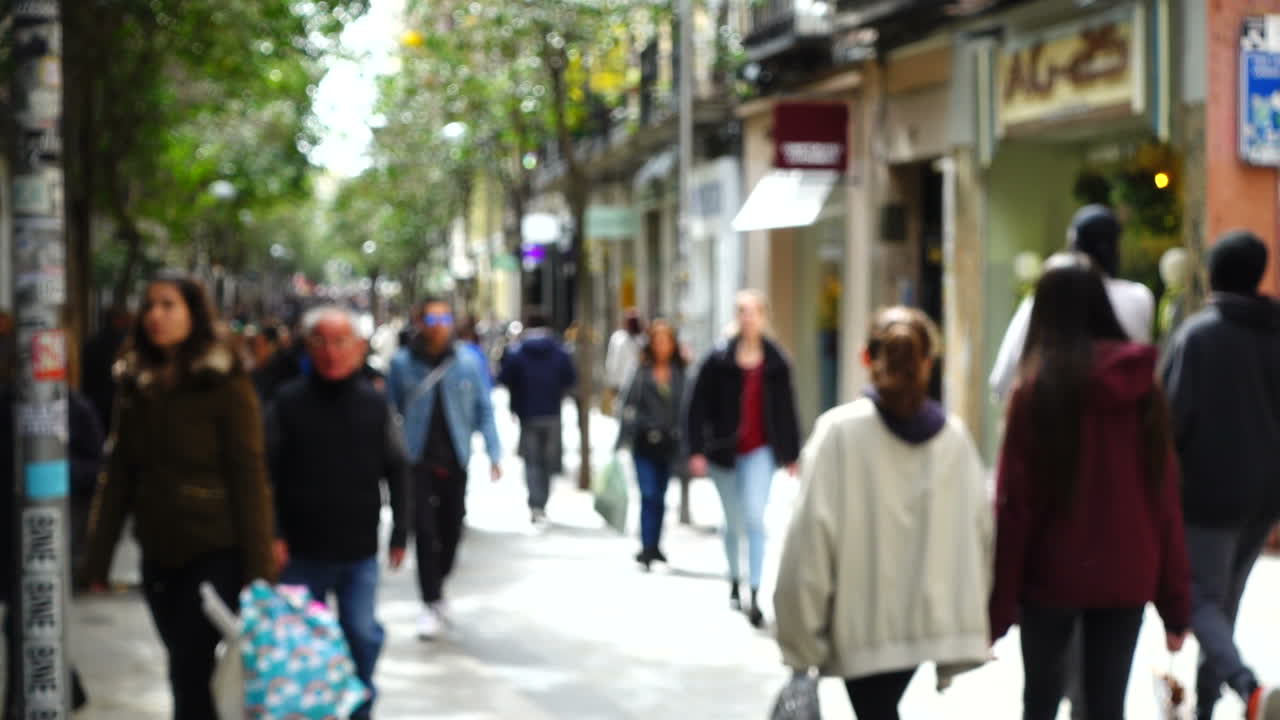 Persone per le strade di Madrid. Fuori fuoco. Movimento rallentato. Movimento di persone lungo via Fuencarral
