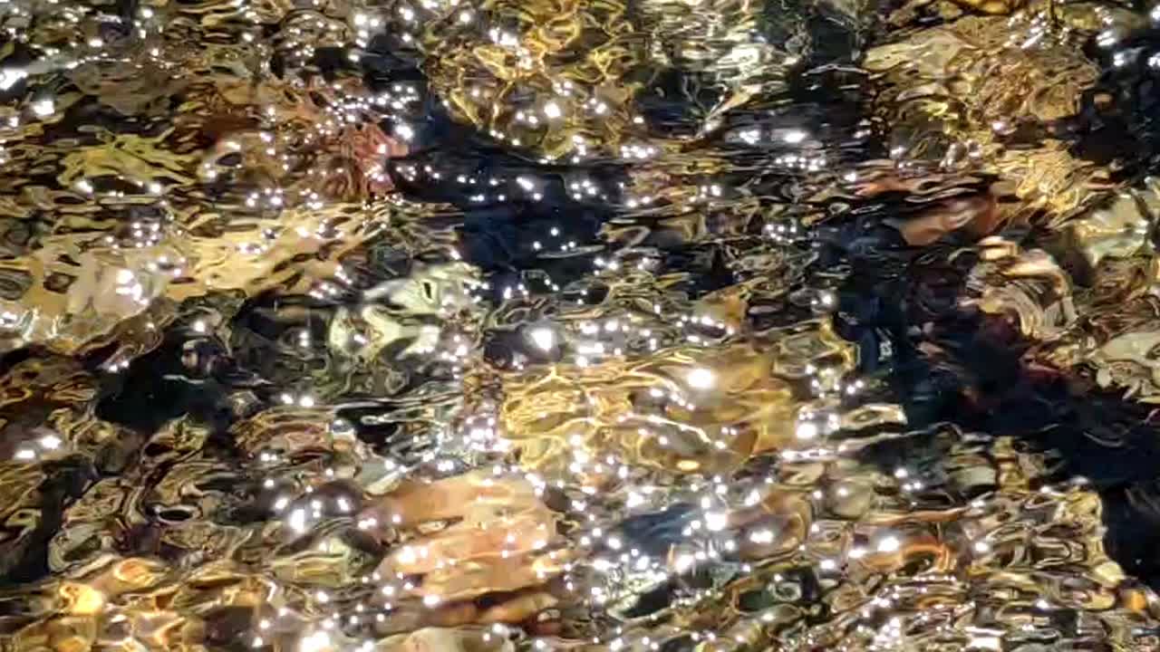 речная вода в очень солнечный яркий день