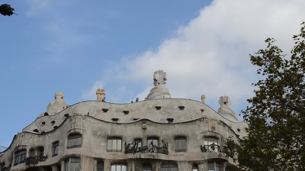 Esterno di Casa Milà o La Pedrera con molte curve, Barcellona, Spagna.