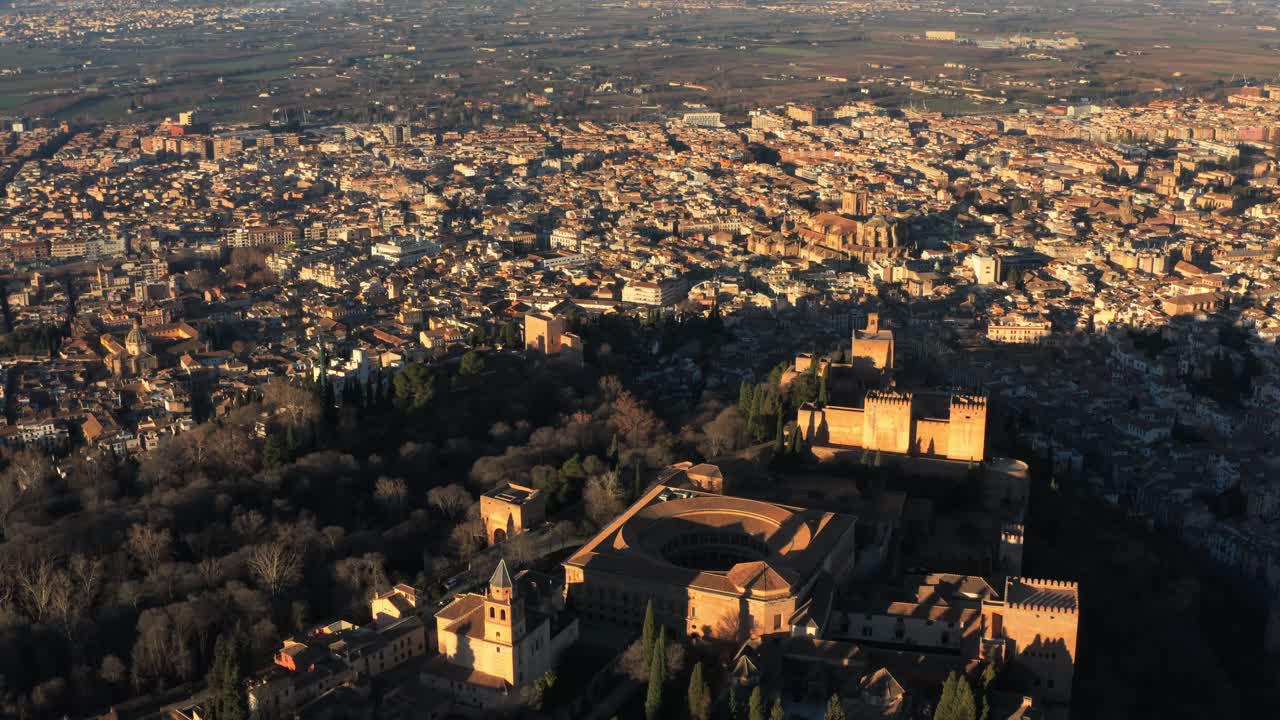 retiro aéreo atracción turística alhambra en granada españa, ciudad en el fondo durante un soleado día de verano