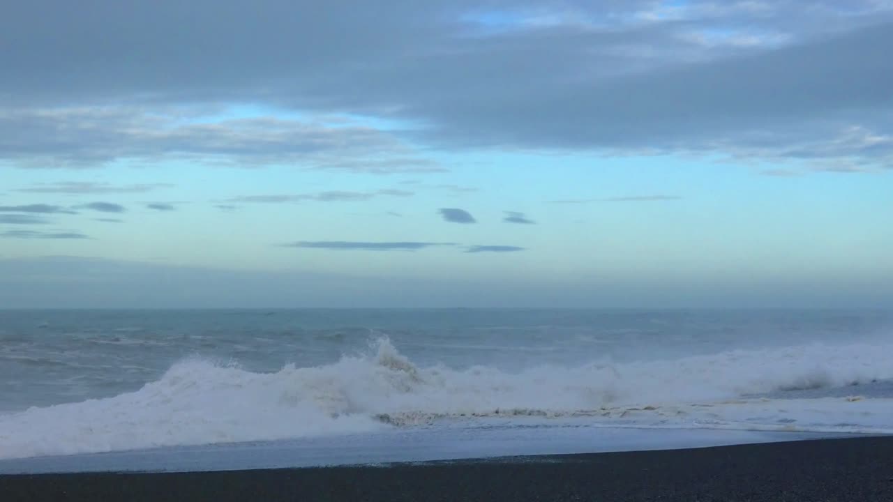 한겨울의 난기류, 남쪽 너울이 큰 파도가 충돌하기 전에 충돌합니다 - kaitorete spit