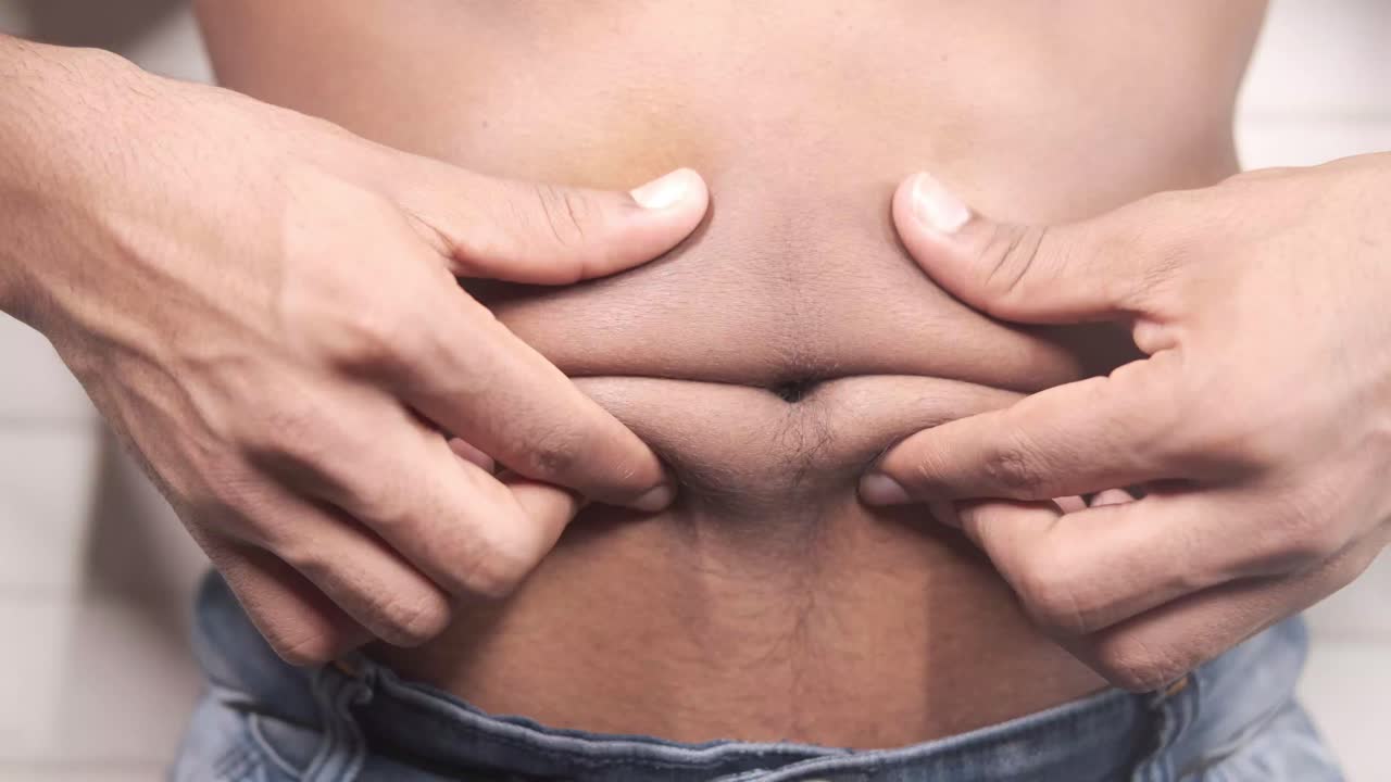 hombre con grasa en el vientre
