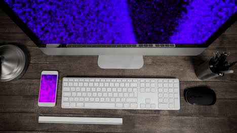 animación de dispositivos tecnológicos con puntos de luz en la pantalla en el escritorio.