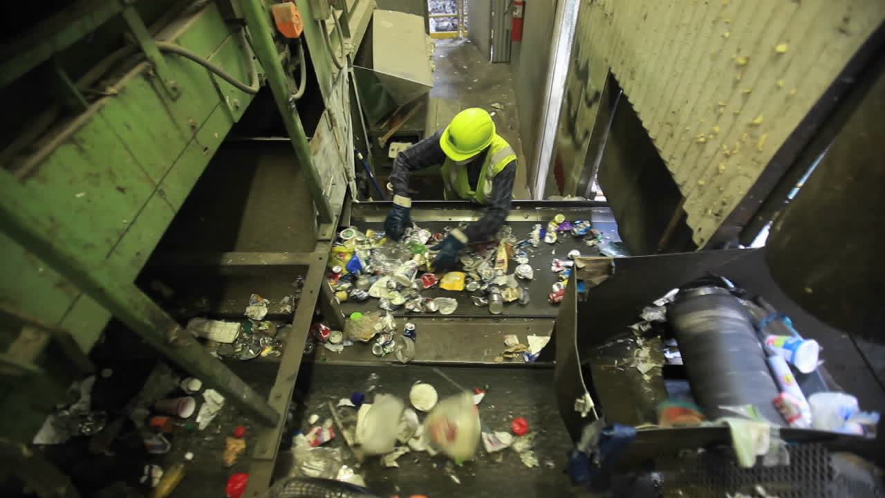 재활용 센터에서 쓰레기를 분류하는 작업자의 높은 각도