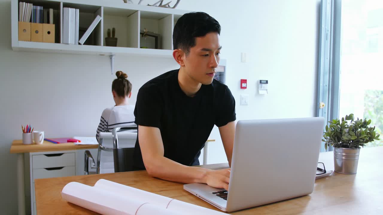 노트북을 사용하는 비즈니스 임원