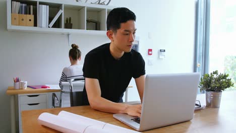 노트북을 사용하는 비즈니스 임원