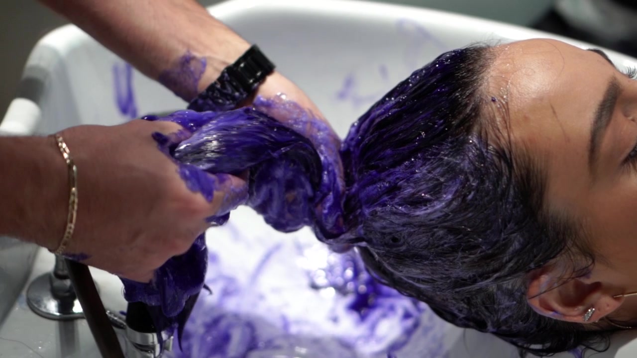 Mädchen lässt sich die Haare färben.