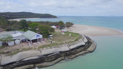 Vista-Aérea-De-Great-Keppel-Island-Holiday-Village---Hotel-Frente-Al-Mar-En-Woppaburra,-Qld,-Australia