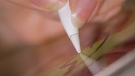 una pintura digital que está siendo trabajada por un artista con una tableta y un bolígrafo, macro