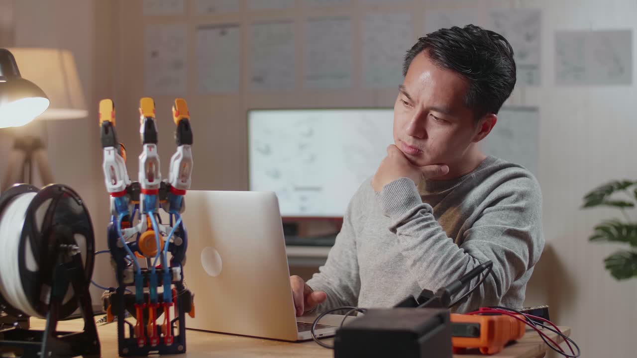 로 팔 프로젝트에서 일하는 엔지니어