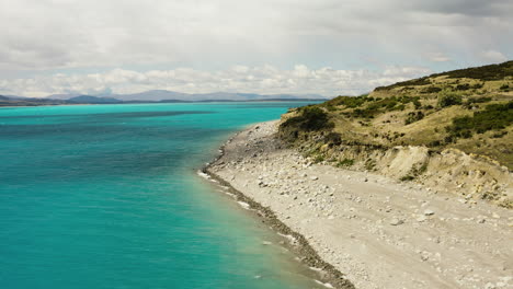 Flug-Entlang-Der-Küste-Des-Ausgedehnten-Lake-Pukaki,-Südinsel,-Neuseeland