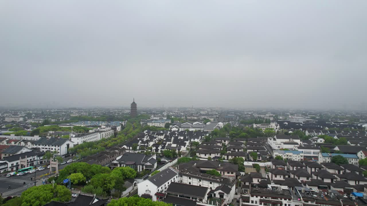 suzhou en un día de niebla y la pagoda del norte en medio de un denso paisaje urbano