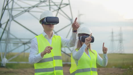 los ingenieros trabajan con realidad aumentada usando gafas de realidad virtual 3d. ingenieros femeninos y masculinos trabajan con gafas vr mientras un hombre sostiene.