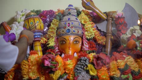 Ganesh-Pooja-Statue-Von-Ganpati-Im-Korb,-Der-Agarbatti-Betet