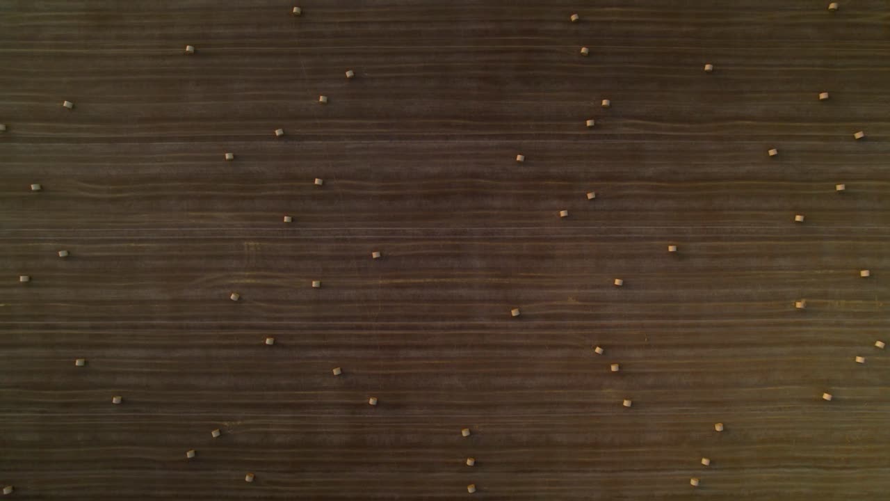 낮에 농지에 많은 건초 더미가 있는 노란색 들판의 공중 드론 조감도