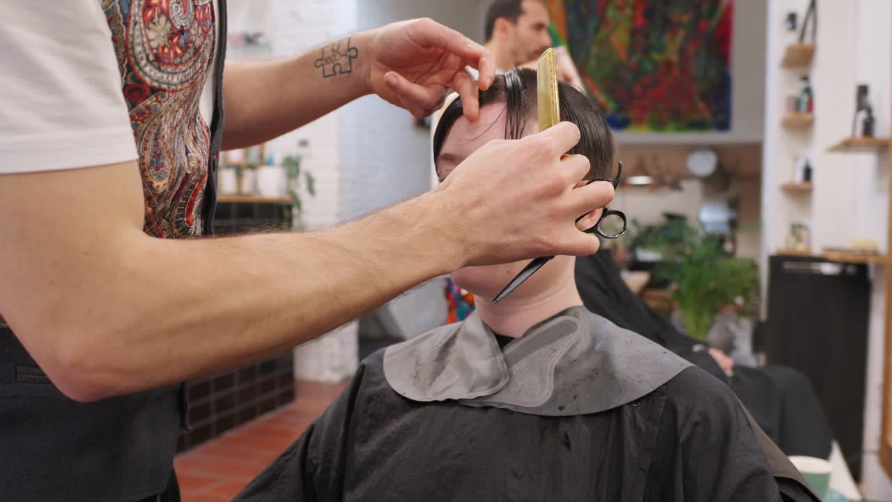 Taglio di capelli in un salone