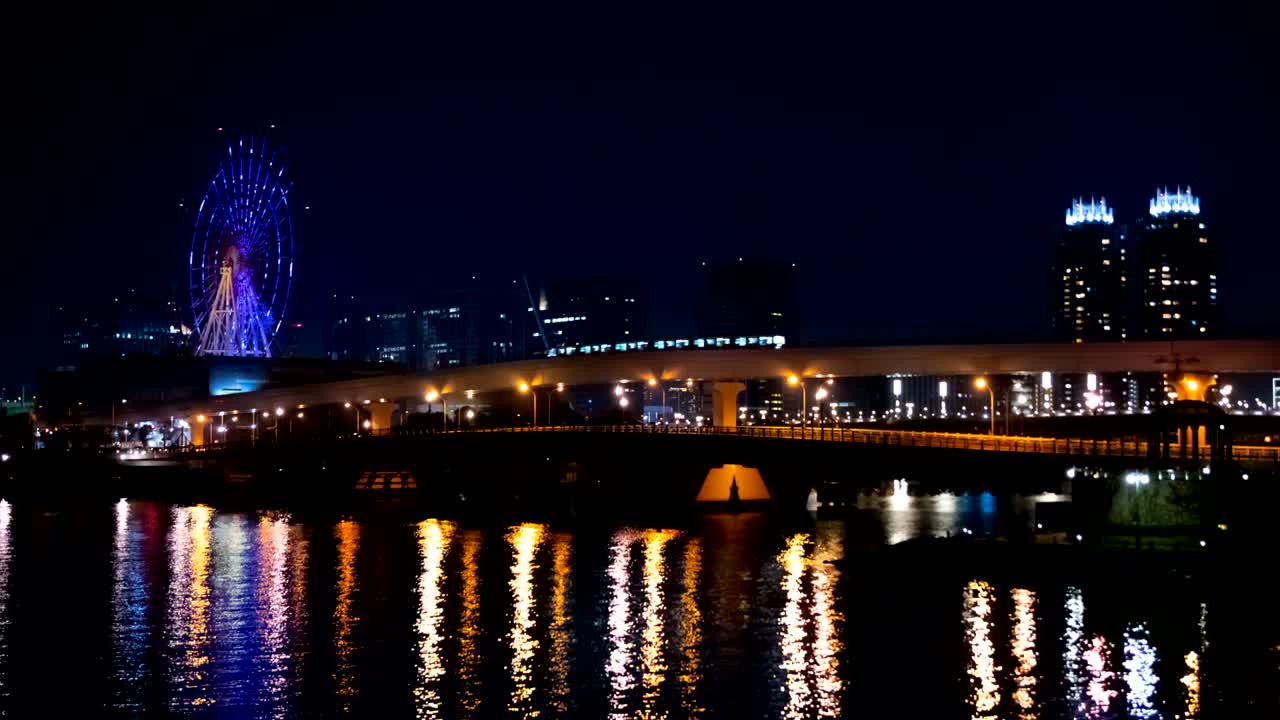 도쿄 오다이바 강 근처의 야간 타임스 페리스