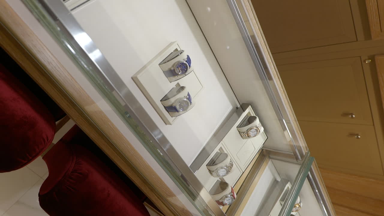 toma vertical de lujosos relojes chopard exhibidos dentro de una vitrina en la tienda.