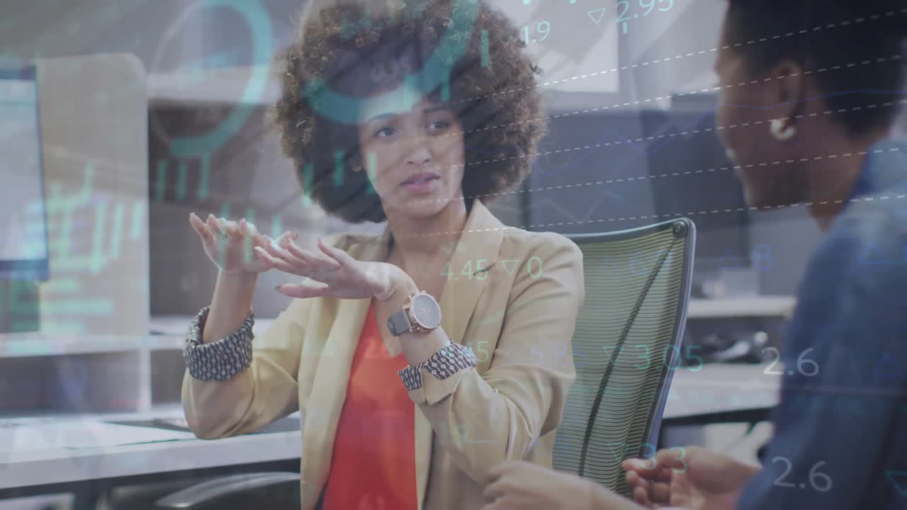Animação de processamento de dados sobre diversas empresárias casuais conversando no escritório.